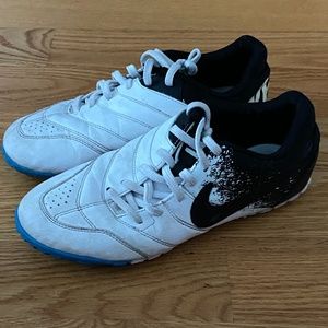 Nike Girl's Indoor Court Shoe (Youth 5.5)